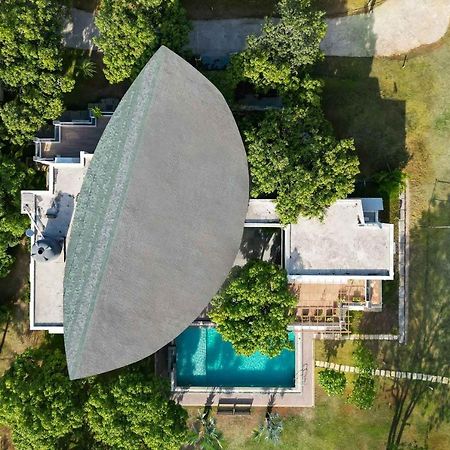The Leaf By Stayvista - An Enchanting Escape Offering A Pool, Terrace, Lush Lawn, Contemporary Interiors, And Indoor Games Alībāg Eksteriør bilde